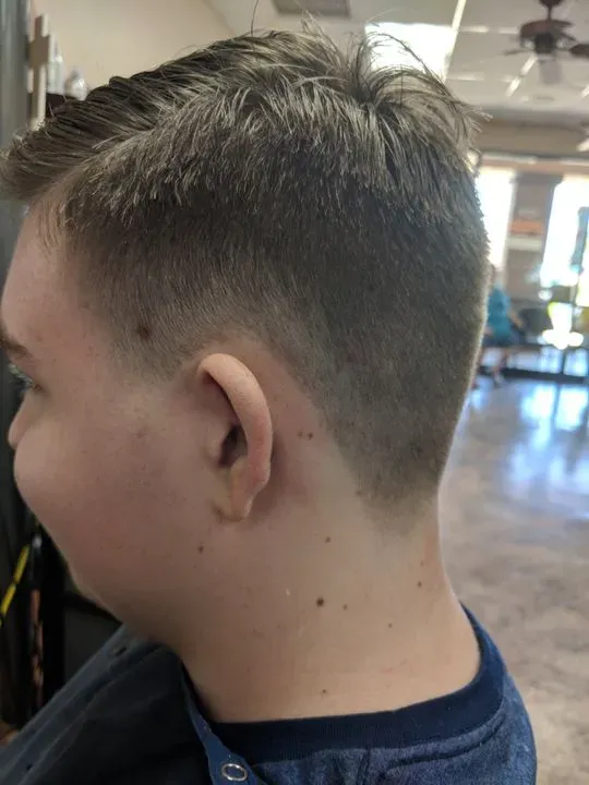 https://cdn.salonspotlight.com/photos/4lhkXTCXYXBi69kuEQ93/82c5bf63-b52e-44a6-91d3-ee87f796bec5_720x720