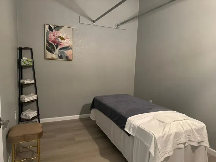 https://cdn.salonspotlight.com/photos/4m0lsKYobqwURgetSyxs/362c9b5b-7757-478d-b79b-13ff2932f8bd_720x720