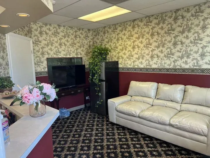 https://cdn.salonspotlight.com/photos/4of6YFer7yqqnVXpYZI6/3206b501-6de5-40f2-b00b-f4eae06045e6_720x720