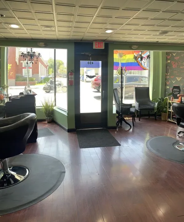 https://cdn.salonspotlight.com/photos/4pR5NQ5YGXHZDwJO1BdB/de969232-a7f6-47c7-a12a-53217d59bda3_720x720