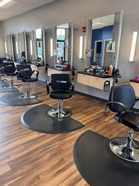 https://cdn.salonspotlight.com/photos/4unIugkLcLAqOmZXJ8ef/905417bd-8444-4604-9526-cd278fc59463_720x720