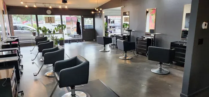https://cdn.salonspotlight.com/photos/4xNZjti1QUzsSuQh4wb1/15e92608-1a1f-42bb-88cf-aa9c8a0fde48_720x720