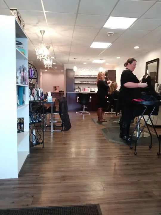 https://cdn.salonspotlight.com/photos/4xmpHElvTFAtwWc6EyIq/31eb7529-eac9-4812-8025-276a61b6f006_720x720