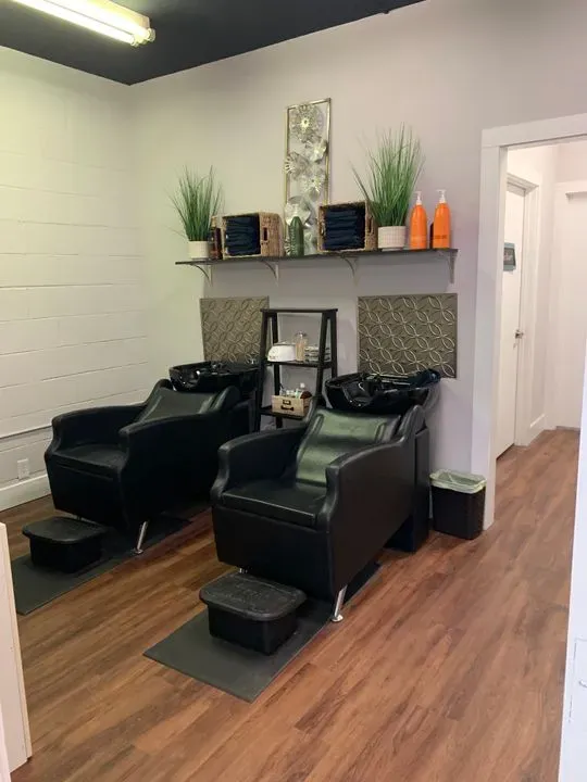 https://cdn.salonspotlight.com/photos/4yMeJlMkyl5R1eMpdKEE/76f578af-7870-4eaf-b4c4-07b8ae81db8b_720x720