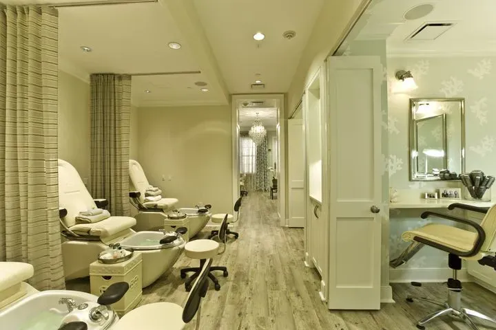 https://cdn.salonspotlight.com/photos/50AVZPFz15Blm4cfqljJ/b4968a0d-85e5-4843-8122-0b5850dca292_720x720