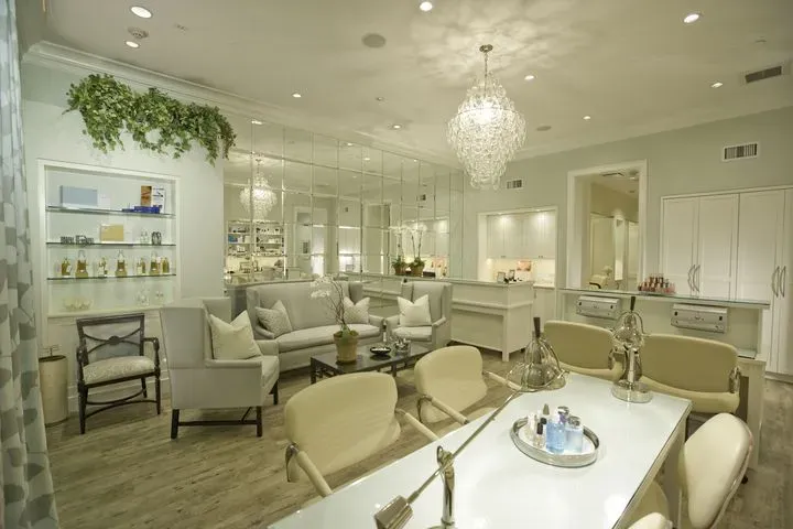 https://cdn.salonspotlight.com/photos/50AVZPFz15Blm4cfqljJ/ff45a470-b601-4429-8e93-b2bb3543cd1e_720x720