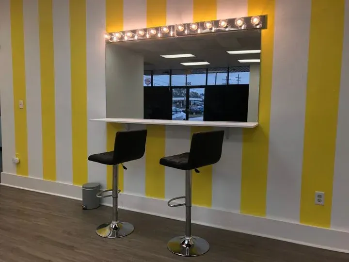 https://cdn.salonspotlight.com/photos/50dj25gl7sfL7WhUWy6N/2cb63d2e-62c5-42f5-838e-497ba944231b_720x720
