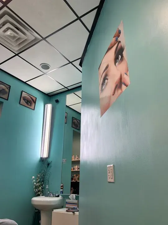 https://cdn.salonspotlight.com/photos/50wWtvyiacXrgUVWBfSJ/1f19faa6-4588-4a5a-9283-f57099fe3636_720x720