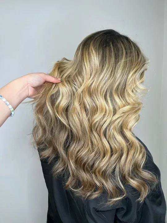 https://cdn.salonspotlight.com/photos/51xtuMOvybvyyHOpLTk3/dce786ed-da55-4b1d-ace7-931a3687f75a_720x720