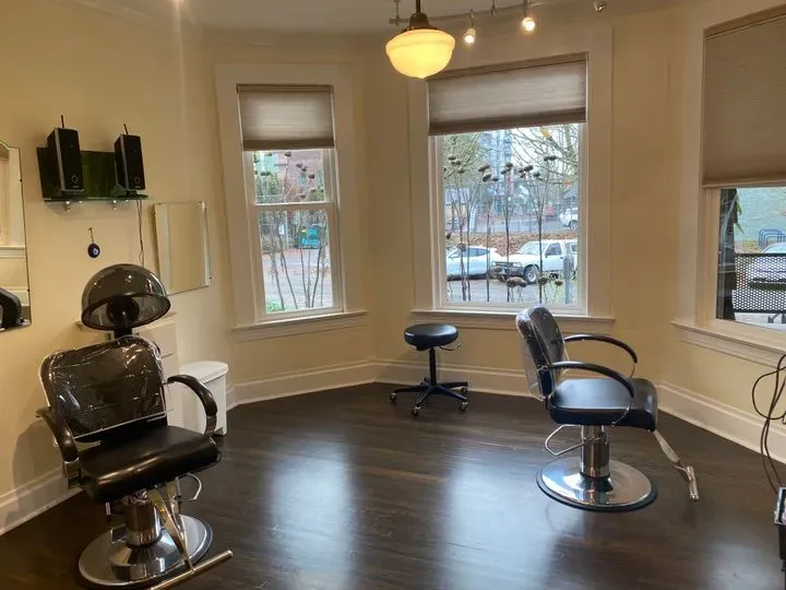 https://cdn.salonspotlight.com/photos/53XkHHjKJBnqCpznhK83/f992bd98-b7c9-4fba-96c3-0bc97e36b60a_720x720