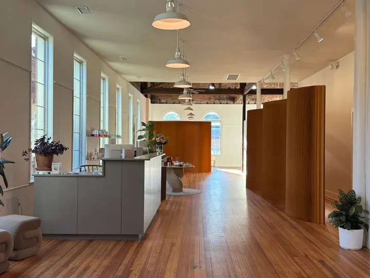 https://cdn.salonspotlight.com/photos/54kr7j3fcq5JVmq55mDM/cafd1235-ca96-4c85-9461-93ac83797243_720x720