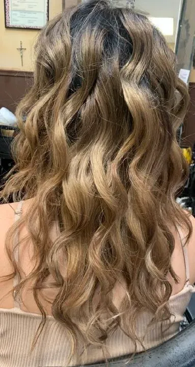 https://cdn.salonspotlight.com/photos/568YFSWgKfhQuNmAv4xd/d7c7ad8b-0632-4141-86d1-4a2861f80ce1_720x720