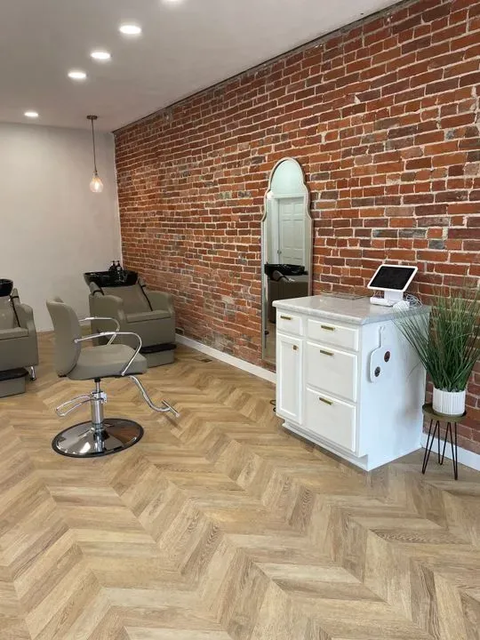 https://cdn.salonspotlight.com/photos/58K8cGAAoPRSmSvavCbx/413e8b4d-a4b3-4dc3-ab8c-27319f8dd666_720x720