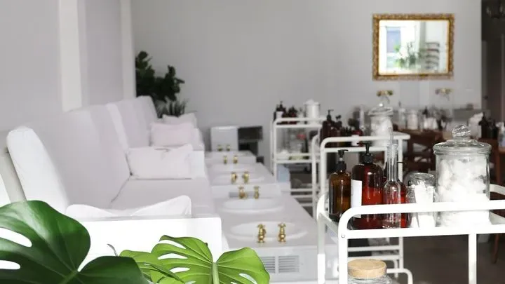https://cdn.salonspotlight.com/photos/59AZVsUFOT0FDLDIGVsZ/9d57a2d5-0e7f-4a2d-9f37-c334e109ab47_720x720
