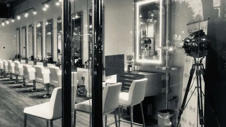 https://cdn.salonspotlight.com/photos/5A67Pk2qsU7L6pfaZR8E/d8e895c9-a7ef-4752-b1cb-72a9b571b87b_720x720