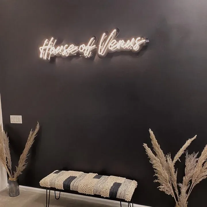 https://cdn.salonspotlight.com/photos/5DTDyaTTtDQXOJUd7ltg/29b9af51-c331-4035-8bf7-3e7435a15fe2_720x720