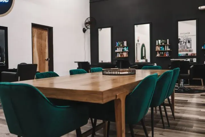 https://cdn.salonspotlight.com/photos/5EVe5ABt5fDuKnSXKRe1/1141cb52-aa8d-4e5f-8fff-baf15238b384_720x720