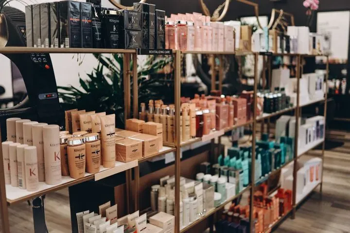 https://cdn.salonspotlight.com/photos/5EVe5ABt5fDuKnSXKRe1/d643e9a1-18b3-4ea4-84ea-5f224a7e3bd0_720x720
