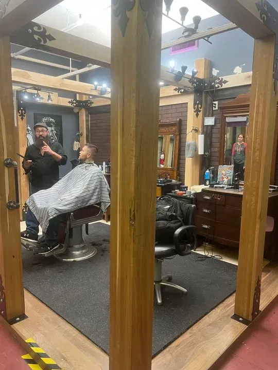 https://cdn.salonspotlight.com/photos/5GuMY9E7qOa0piay7V8n/3313cd4b-3e33-41ab-b8c3-5c2368f37362_720x720