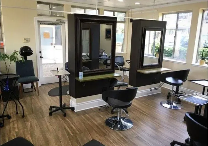 https://cdn.salonspotlight.com/photos/5HOFwDmE53TSOwwBVJaz/50ac872a-09c4-4584-b9b1-eca1dfc679f9_720x720