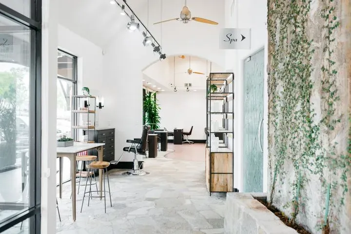 https://cdn.salonspotlight.com/photos/5HZlvkqL7mSyjwpqzFiZ/5f4228ea-0573-43f6-b94a-b91a540089fe_720x720