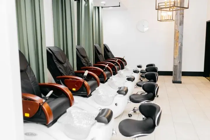 https://cdn.salonspotlight.com/photos/5HZlvkqL7mSyjwpqzFiZ/86a8acd1-9d3b-4711-b1fe-7fc6711907ea_720x720