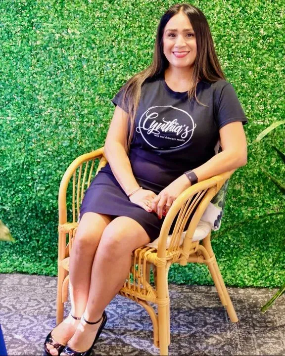 https://cdn.salonspotlight.com/photos/5JVVYKbMcpgLdAfohxrl/f78bf967-8b51-4181-a65a-c5dd284d874e_720x720