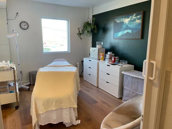 https://cdn.salonspotlight.com/photos/5KcO4ncHhw7vIU1XQni9/b47b967e-7029-45c5-8f70-1d2e469b0d10_720x720