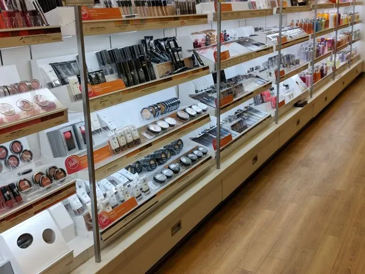 https://cdn.salonspotlight.com/photos/5M5qUsfOmIfo4AQVO3kN/a6249de8-7f38-4a9d-9d96-c31e0a37acf3_720x720
