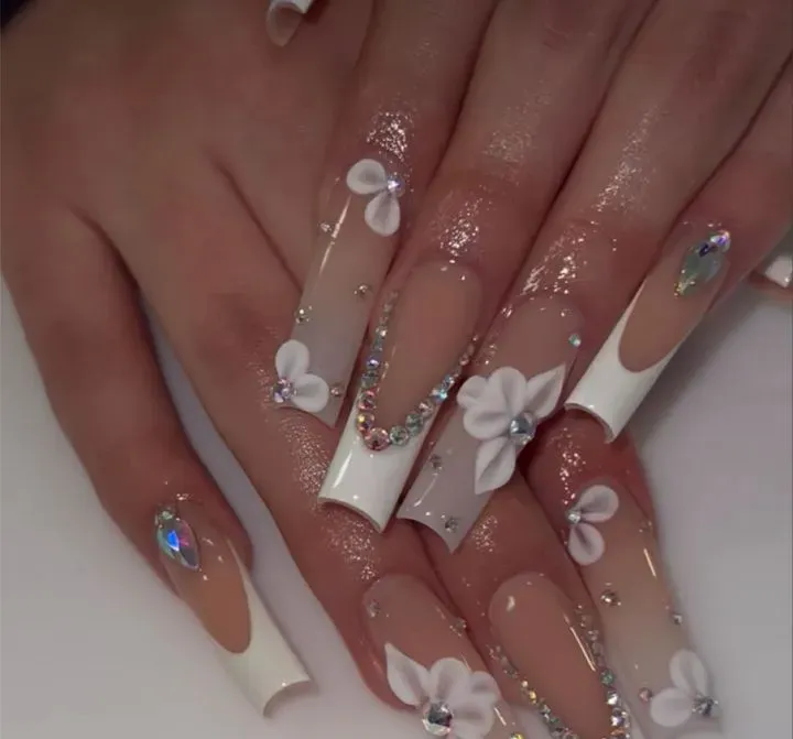 https://cdn.salonspotlight.com/photos/5ML0ATbEDYeNOFY7pRBK/97b0d6b1-43da-4e00-a283-18a7095640e5_720x720