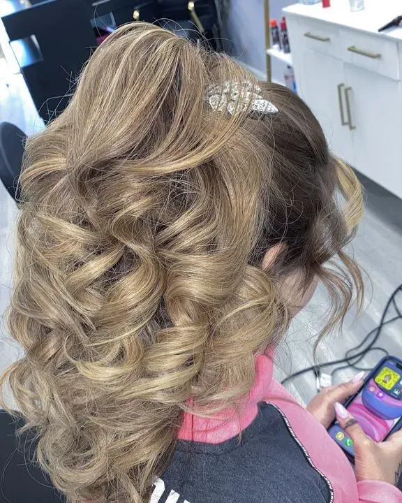 https://cdn.salonspotlight.com/photos/5NHdxrigEfVM0PwOtI99/70ae224d-a44c-470c-b120-3376a06224e0_720x720
