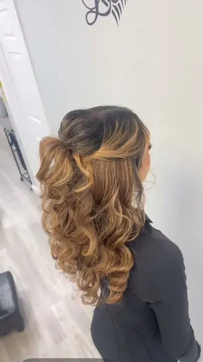 https://cdn.salonspotlight.com/photos/5NHdxrigEfVM0PwOtI99/ad9c61fb-475e-438c-b597-69d31580c571_720x720