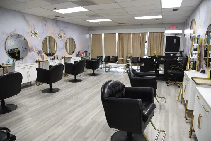 https://cdn.salonspotlight.com/photos/5NHdxrigEfVM0PwOtI99/f9a4e059-1728-441b-a769-79972afd5103_720x720