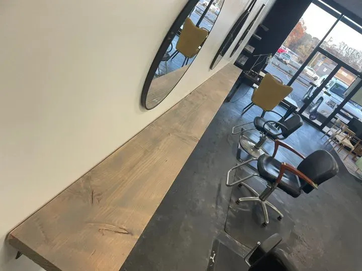 https://cdn.salonspotlight.com/photos/5PGFxI70UTsoj4llHhwm/4e04fdaa-780c-4f55-a7b6-bd8dfa2d2285_720x720
