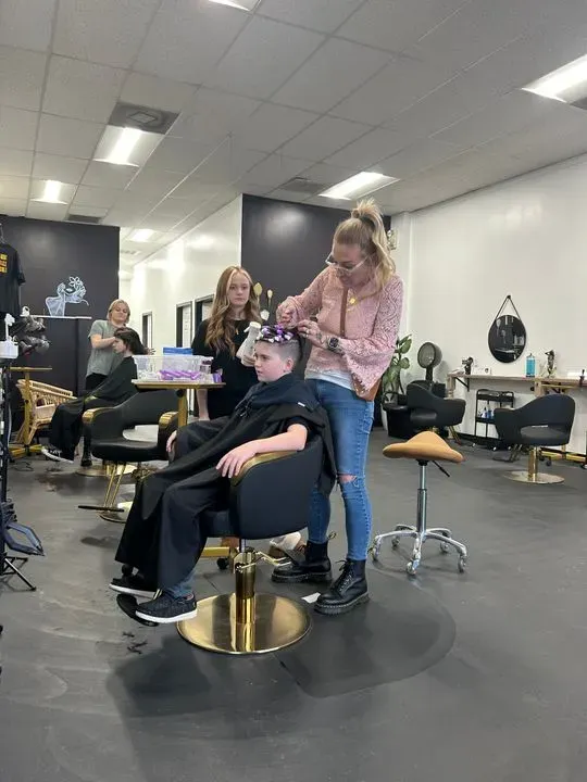 https://cdn.salonspotlight.com/photos/5PGFxI70UTsoj4llHhwm/b59a5351-5972-4c32-8dc7-f693f5f6e4e9_720x720