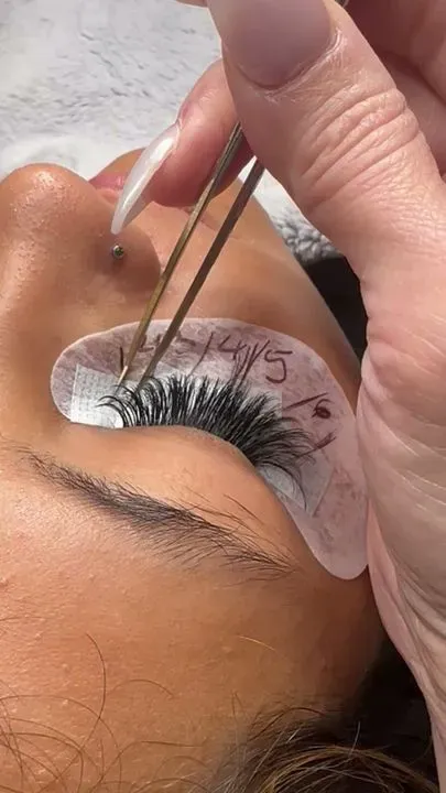 https://cdn.salonspotlight.com/photos/5QTLSQcskr93hAjY5uAK/83d4f7a6-1f3c-40f6-8e62-7f71cdd686c5_720x720