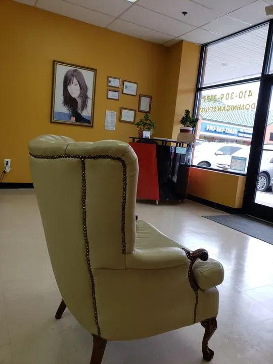 https://cdn.salonspotlight.com/photos/5SElCFPis2PXvmNtb0Vb/8a2e677d-82f2-4134-bd19-b7209089bedf_720x720