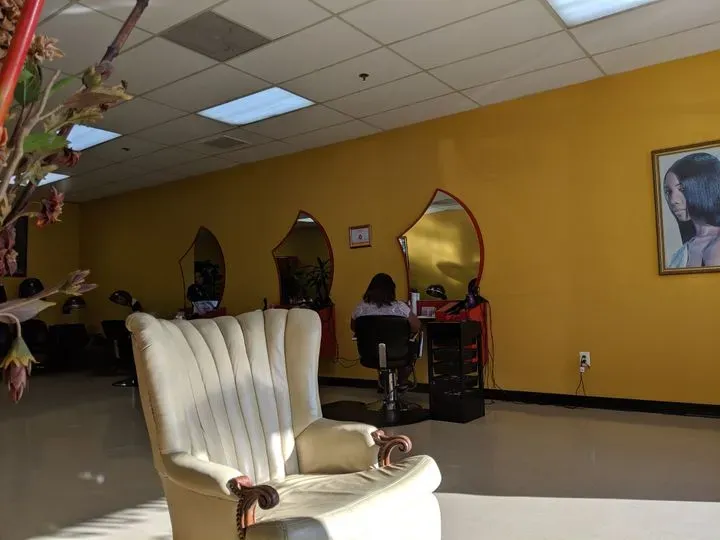 https://cdn.salonspotlight.com/photos/5SElCFPis2PXvmNtb0Vb/baa11992-76aa-4a97-b7df-71a8f16875c8_720x720