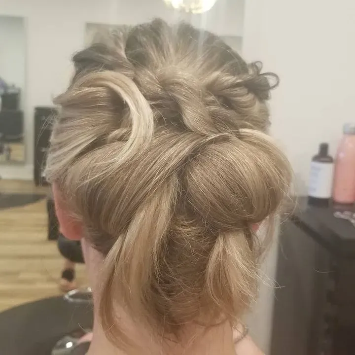 https://cdn.salonspotlight.com/photos/5SU8lCXq94B76LGosTMN/3d25b472-3683-49de-b484-5aa5b56ac8fe_720x720