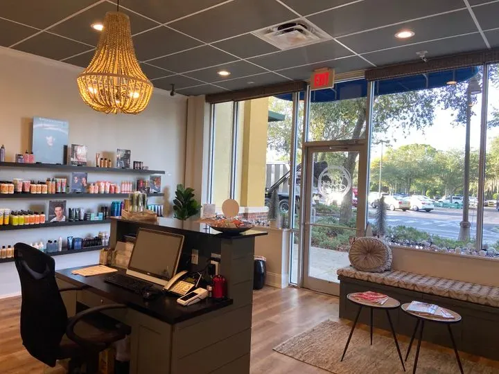 https://cdn.salonspotlight.com/photos/5SU8lCXq94B76LGosTMN/d84b8dd4-9ed9-4f95-8c32-30bd52bf44a4_720x720