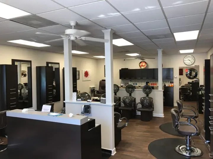 https://cdn.salonspotlight.com/photos/5Yz96GefiBN7PLJX8mWy/03b75edd-c2f4-4f99-b15b-7077b95470e0_720x720