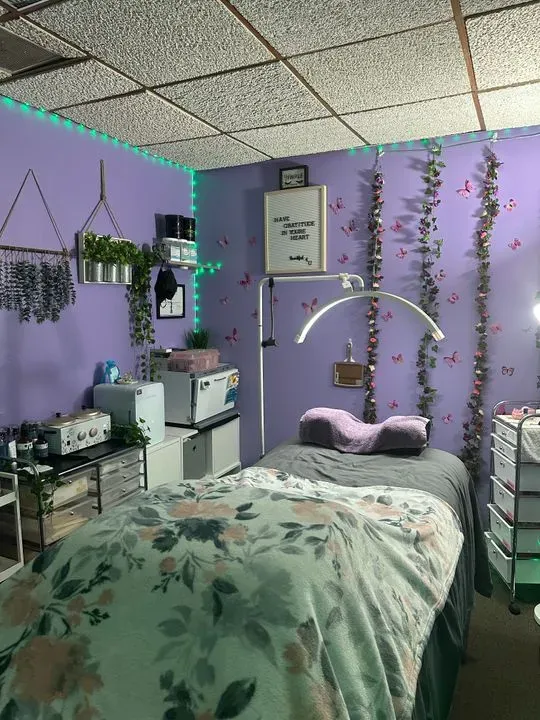 https://cdn.salonspotlight.com/photos/5ZI7pXCFYmbpo4lFmFn3/6495357a-5e2d-498f-a47b-f419afac4972_720x720