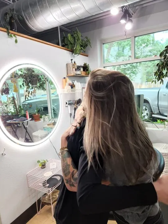 https://cdn.salonspotlight.com/photos/5a7hjQYr9XyMWrzFl9eA/3bcc0118-69c6-4830-94c0-0b6e712b9824_720x720