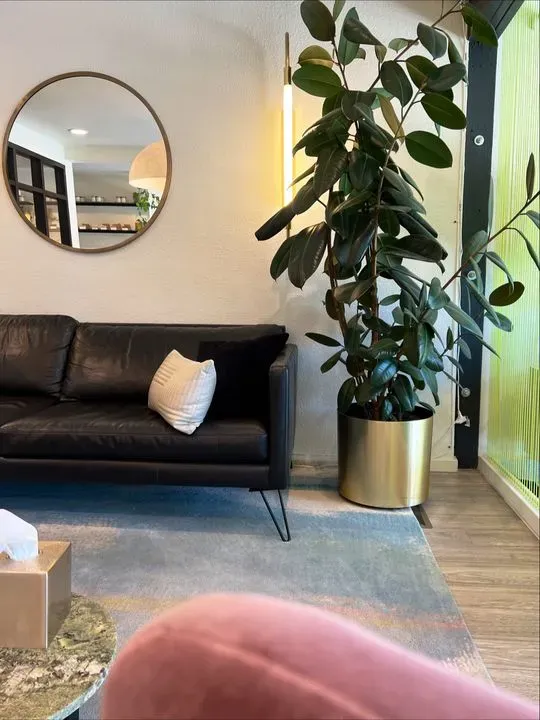 https://cdn.salonspotlight.com/photos/5aGQtcJjqskjtPkvwNen/133285d5-1f17-4b42-9974-4ad18103724e_720x720