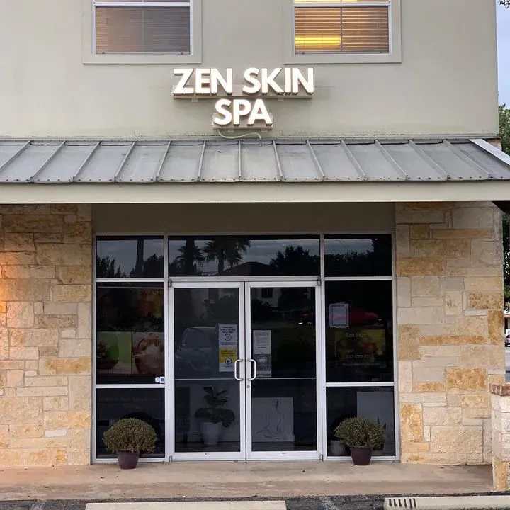 https://cdn.salonspotlight.com/photos/5b0nM5UuttZAJMwEJnQt/5d03eafa-566f-4ea1-ba70-2cb3d4f804d2_720x720