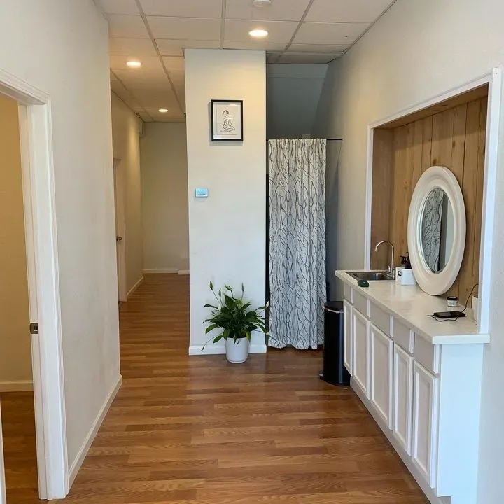 https://cdn.salonspotlight.com/photos/5b0nM5UuttZAJMwEJnQt/fb55bc38-3262-4587-a521-f3a59f6333e4_720x720
