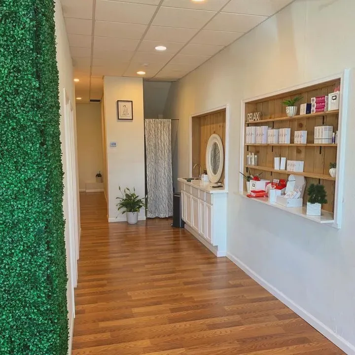 https://cdn.salonspotlight.com/photos/5b0nM5UuttZAJMwEJnQt/fe49fb75-323d-4490-963a-2d673c43d463_720x720