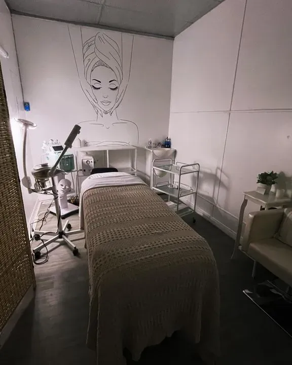 https://cdn.salonspotlight.com/photos/5bfkVMuhThCpS2txSJT9/0cb22d24-c978-4e6f-ae7b-139861439c6b_720x720
