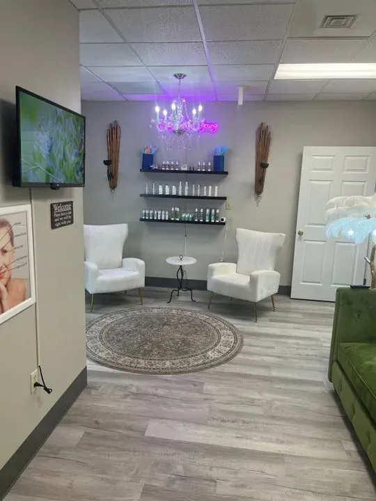 https://cdn.salonspotlight.com/photos/5cQ8zO4Q1pUqNuqCHVFf/76220d00-0552-4ee6-8e52-36c16342613e_720x720