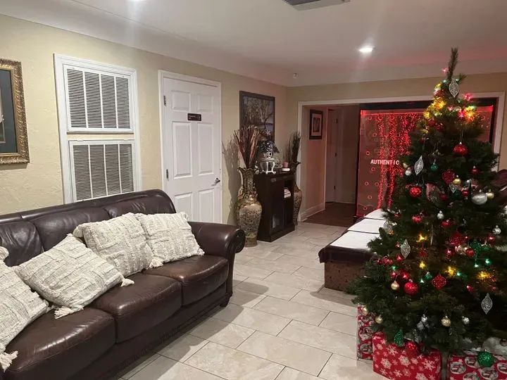 https://cdn.salonspotlight.com/photos/5cxRDzGwL64hJ4J2W1YF/4a956886-2077-46db-87d7-85fbdf56f045_720x720